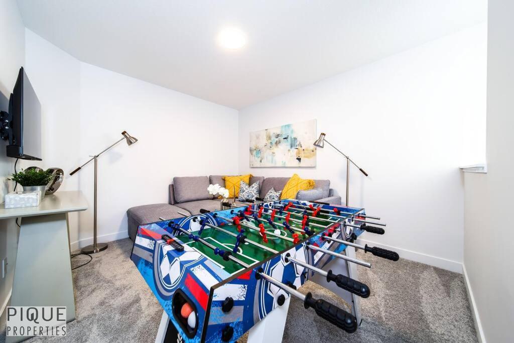 *New*Chic Modern Home*King Bed*Foosball*Sleeps 8! Edmonton Esterno foto