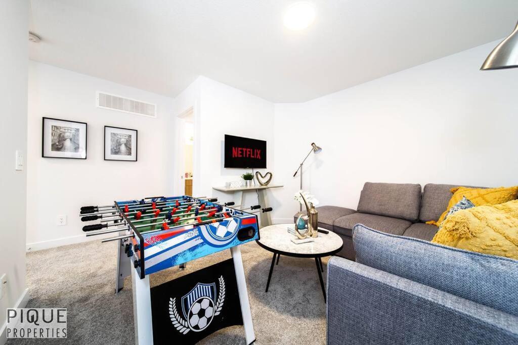 *New*Chic Modern Home*King Bed*Foosball*Sleeps 8! Edmonton Esterno foto